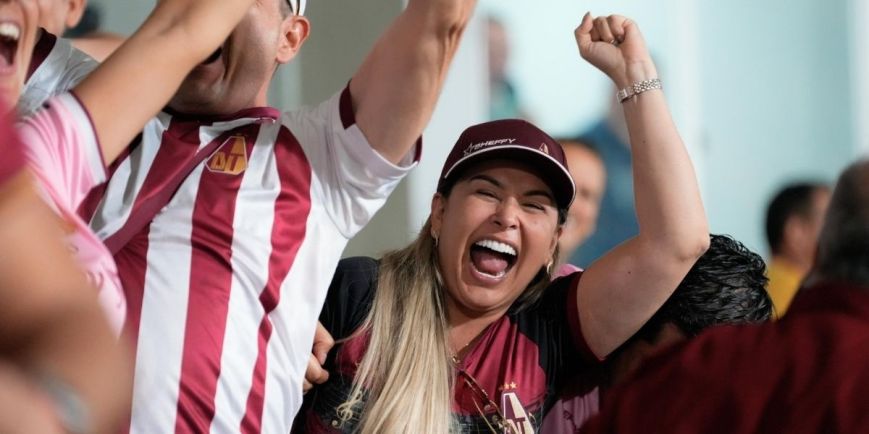 Políticos y otras figuras se suben al bus de la victoria del Deportes Tolima a la final