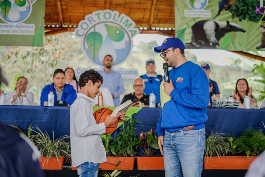 ¿Uso de eventos públicos para campaña? Santiago Barreto genera controversia en acto de Cortolima