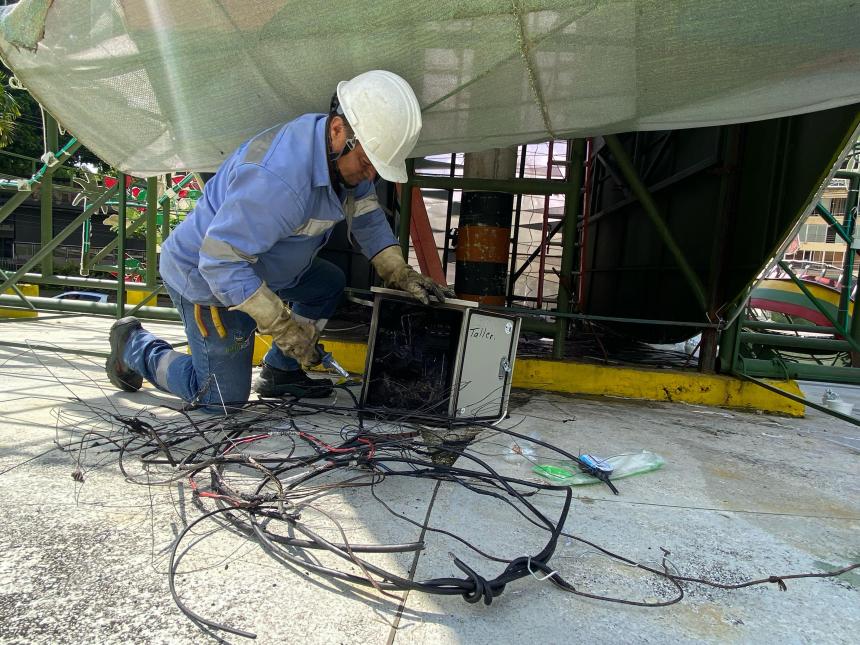 Vandalismo en Ibagué: roban cables y causan incendio en el monumento a la guitarra