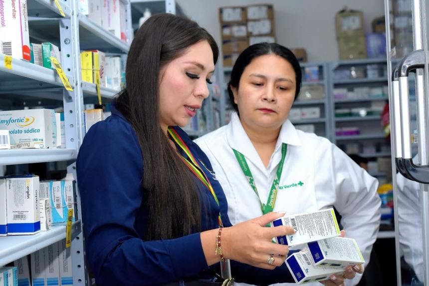 Caos en farmacias: largas filas, desorden y entregas incompletas en la ciudad