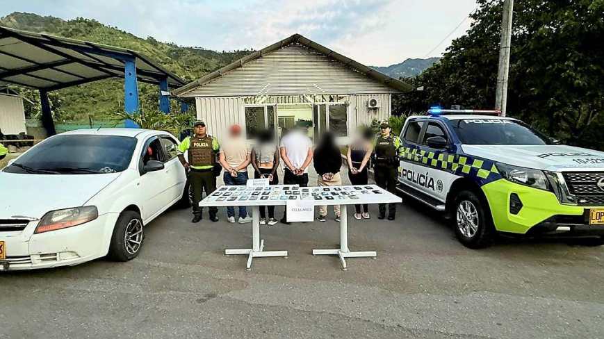 Policía Tolima captura a cinco personas con 47 celulares hurtados en vía Ibagué–Cajamarca