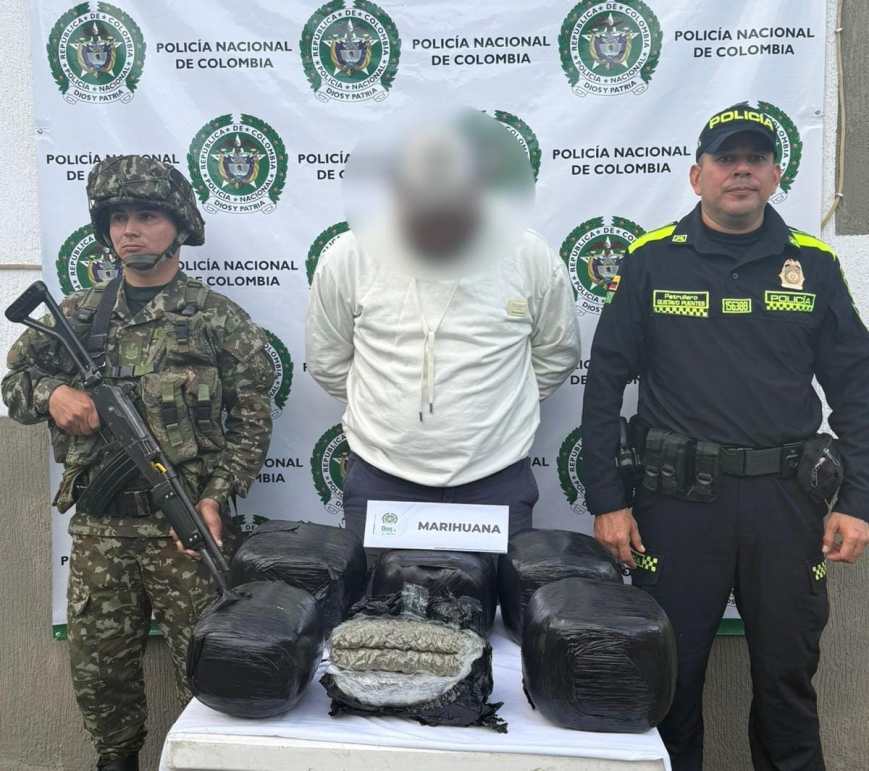 Ejército incauta 28 kilos de marihuana en bus intermunicipal en Cajamarca, Tolima