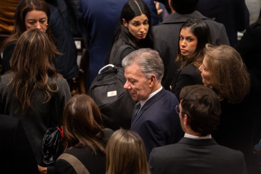 Cruce de trinos entre Uribe y Santos por presencia en homenaje a Miguel Uribe