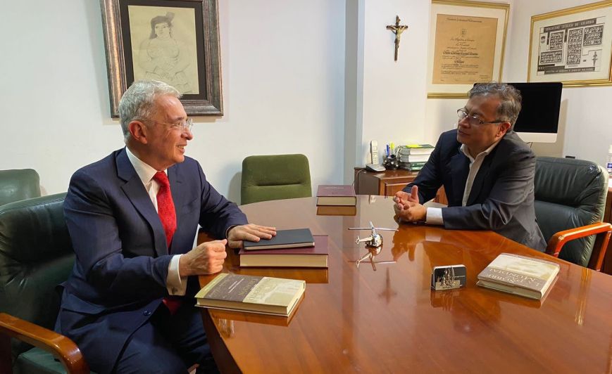 Uribe acusa a Petro de “no trabajar” y de “dedicarse a las redes sociales”