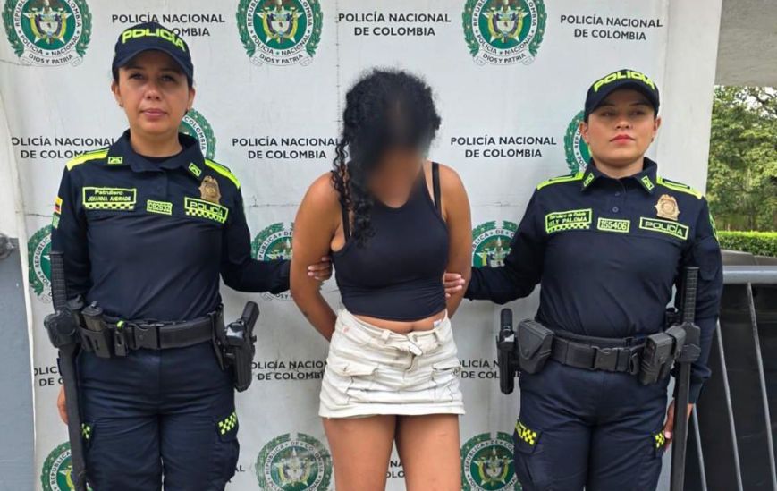 Mujer aparentemente borracha agredió a dos policías en Ibagué