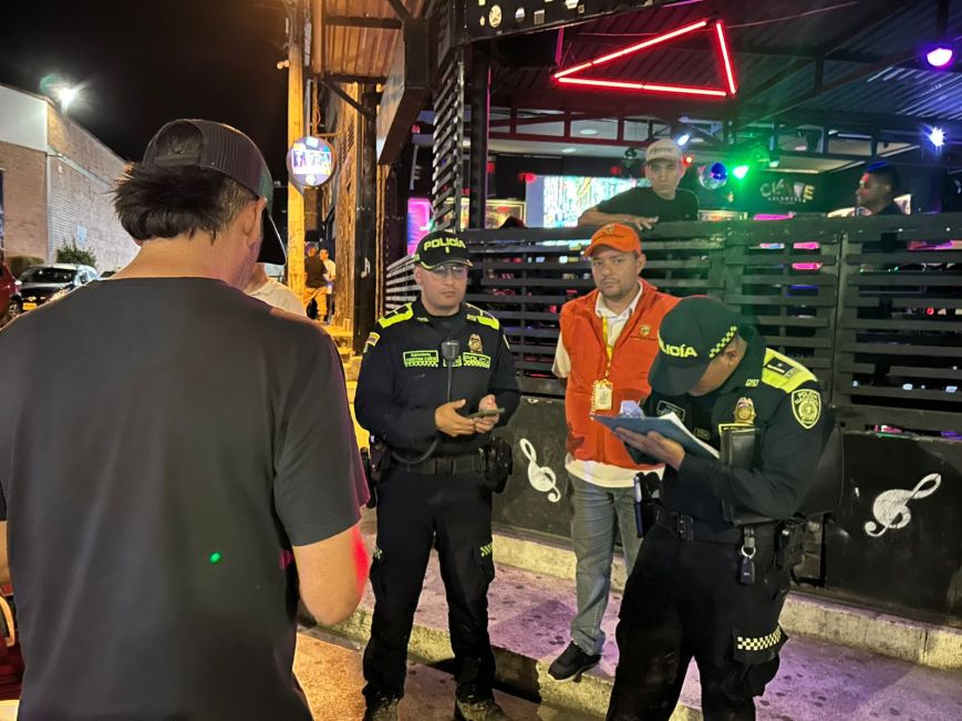 Hallan 11 botellas de aguardiente adulterado en operativos a bares de Ibagué