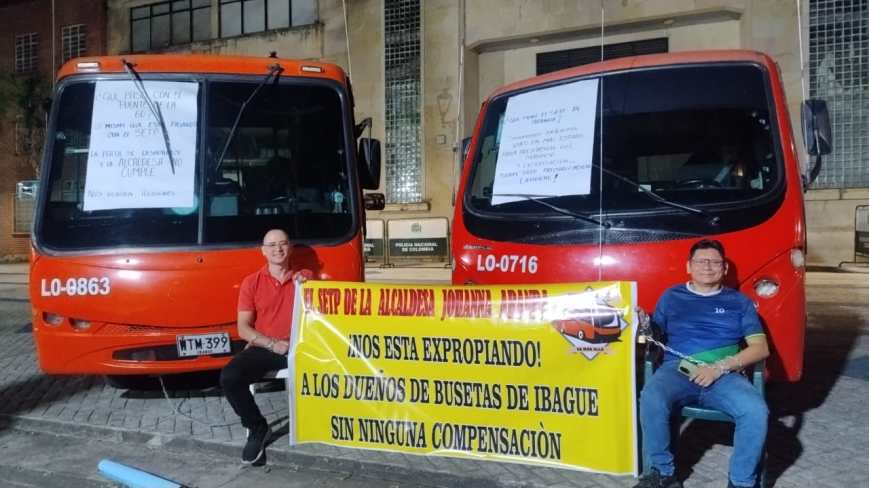 Conductores se encadenan frente a la Alcaldía de Ibagué en protesta por crisis del transporte