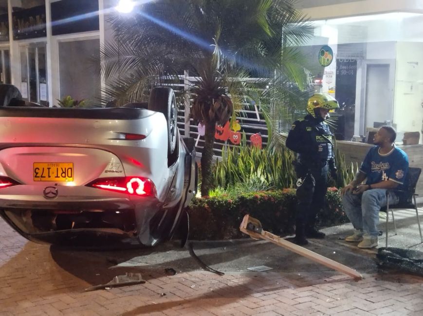 Vehículo perdió el control y terminó volcado frente al conjunto Arroyuelos, en Ibagué