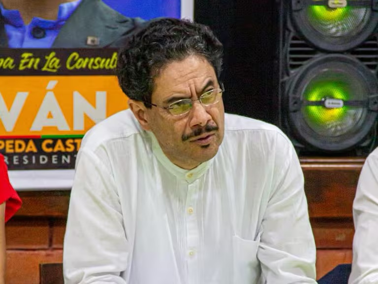 Iván Cepeda y ‘JotaPe’ Hernández protagonizaron fuerte cruce en el Congreso por fotos con exintegrantes de las Farc