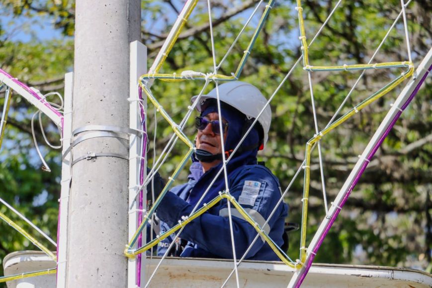 Ibagué avanza en la instalación del alumbrado navideño