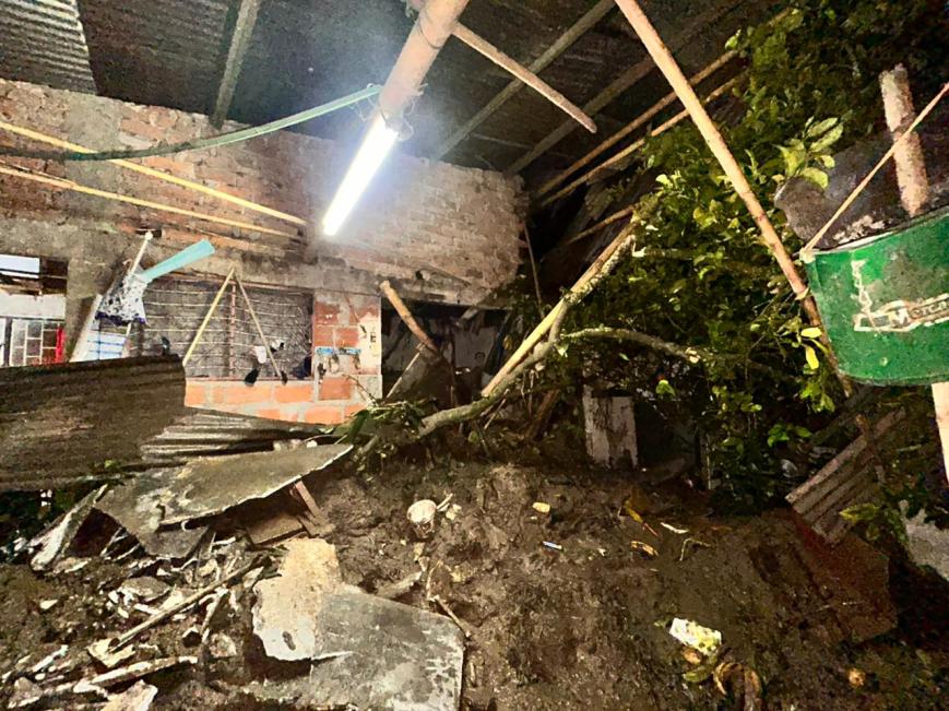 Mujer murió en derrumbe en San Isidro; alcaldesa visita la zona afectada