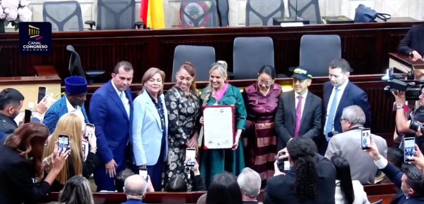 Alcaldesa Johana Aranda celebra condecoración en el Congreso
