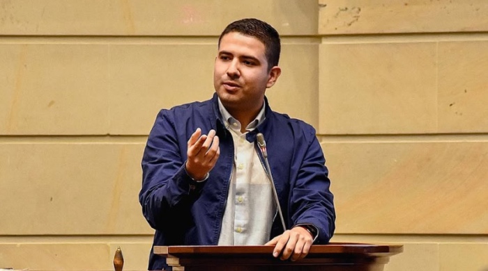 Concejal Andrés Zambrano califica de “canalla” al secretario de Movilidad por alza del pasaje