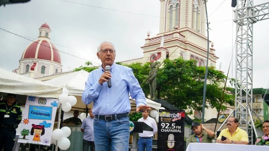 Tras cruce de Petro con Matiz, Guillermo Alfonso Jaramillo aparece en Chaparral en acto con el sector salud