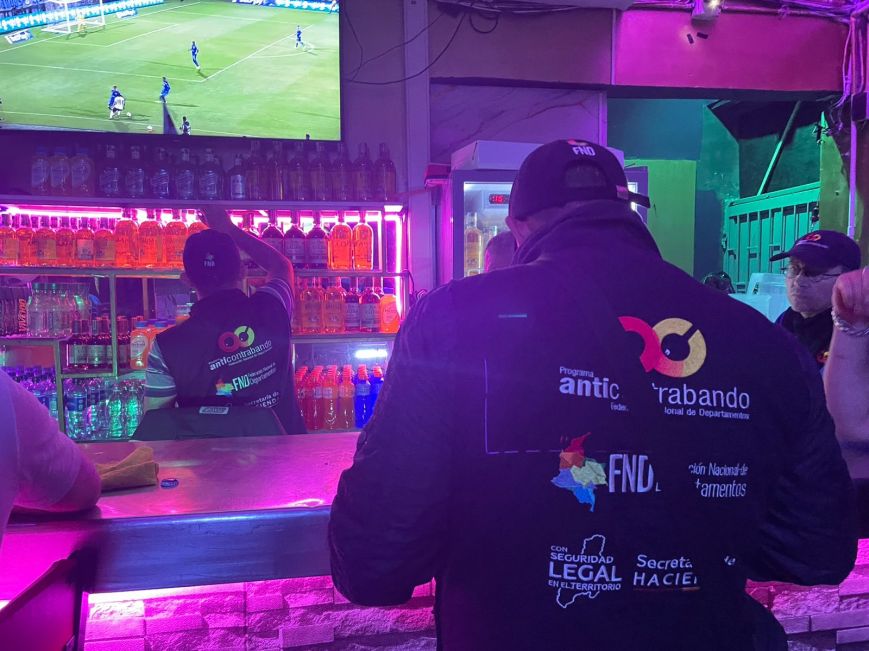 Cierran bar en Ibagué tras hallazgo de licor con estampillas irregulares en operativos contra el contrabando