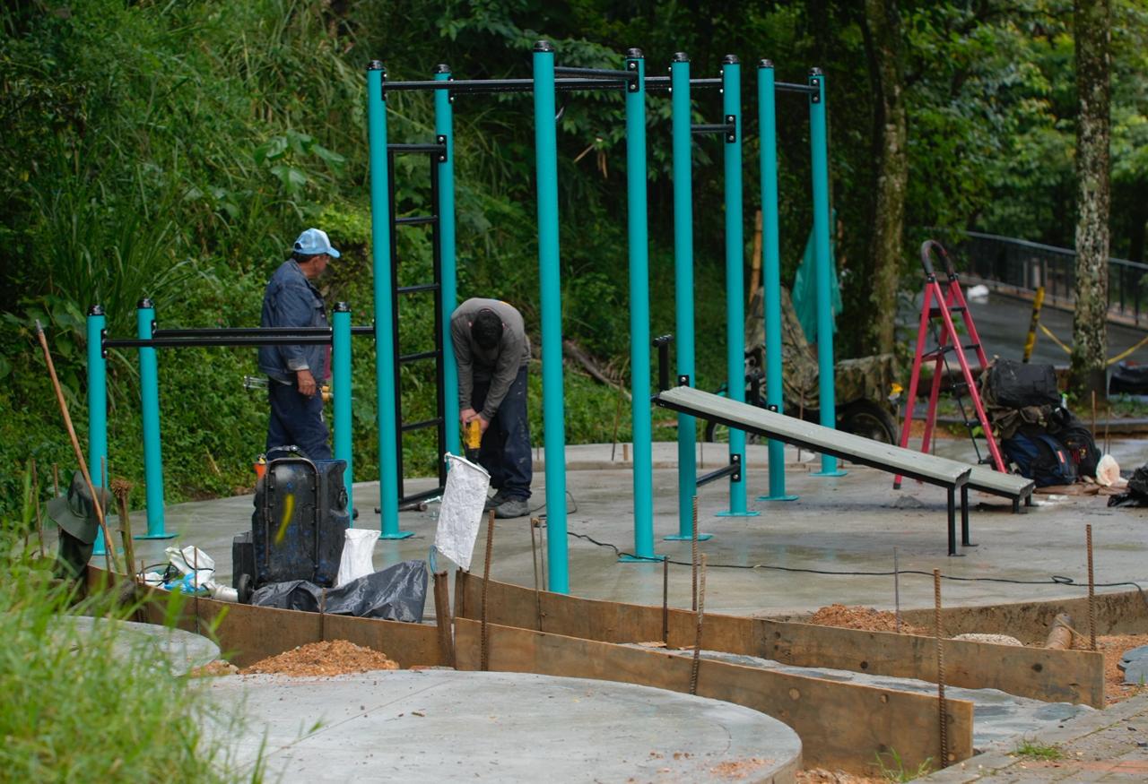 Avanza adecuación del Centenario en Ibagué con instalación de parque de calistenia